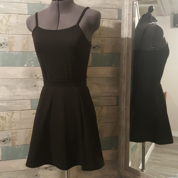 Black Skater Style Skirt - Picture 1 of 2